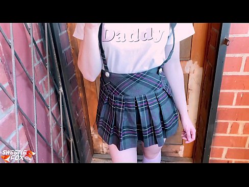 ❤️ 女学生深深地吸吮她的鸡巴,代替上课做爱 Hard porn